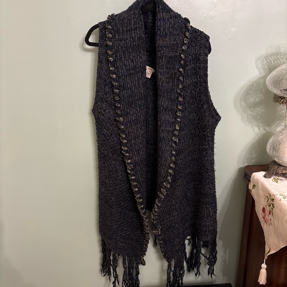 Escio Navy Textured Knit Vest
